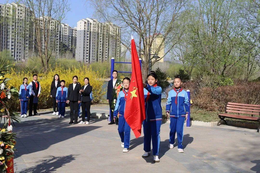 阜平县各学校少先队组织开展清明祭英烈活动