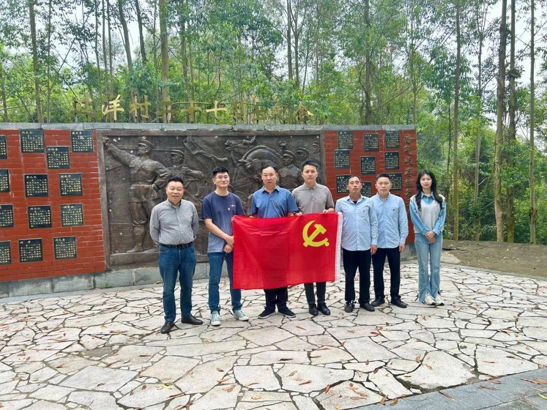 4月2日下午,古雷港分中心党支部组织全体党员来到杜浔镇龙迹亭漳浦