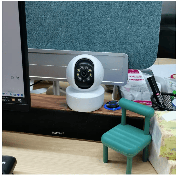 小巧的摄像头能放在家里任何一处,牵挂时打开手机就能实现随时查看.