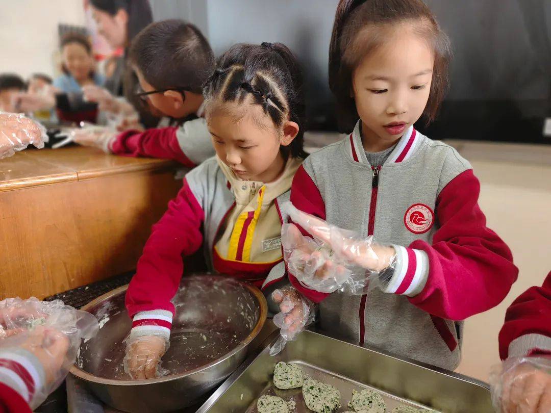家校互动感受春天气息体验劳动乐趣乐业小学二年级开展