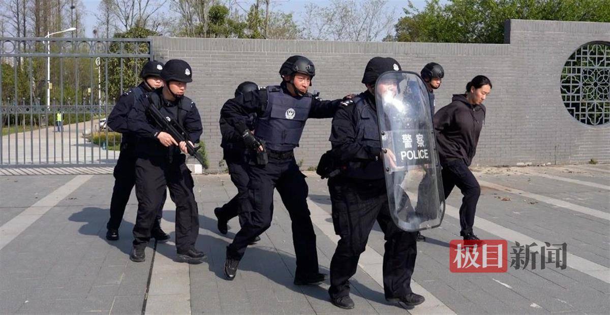 以练备战湖北汉川市公安局开展突发事件应急演练