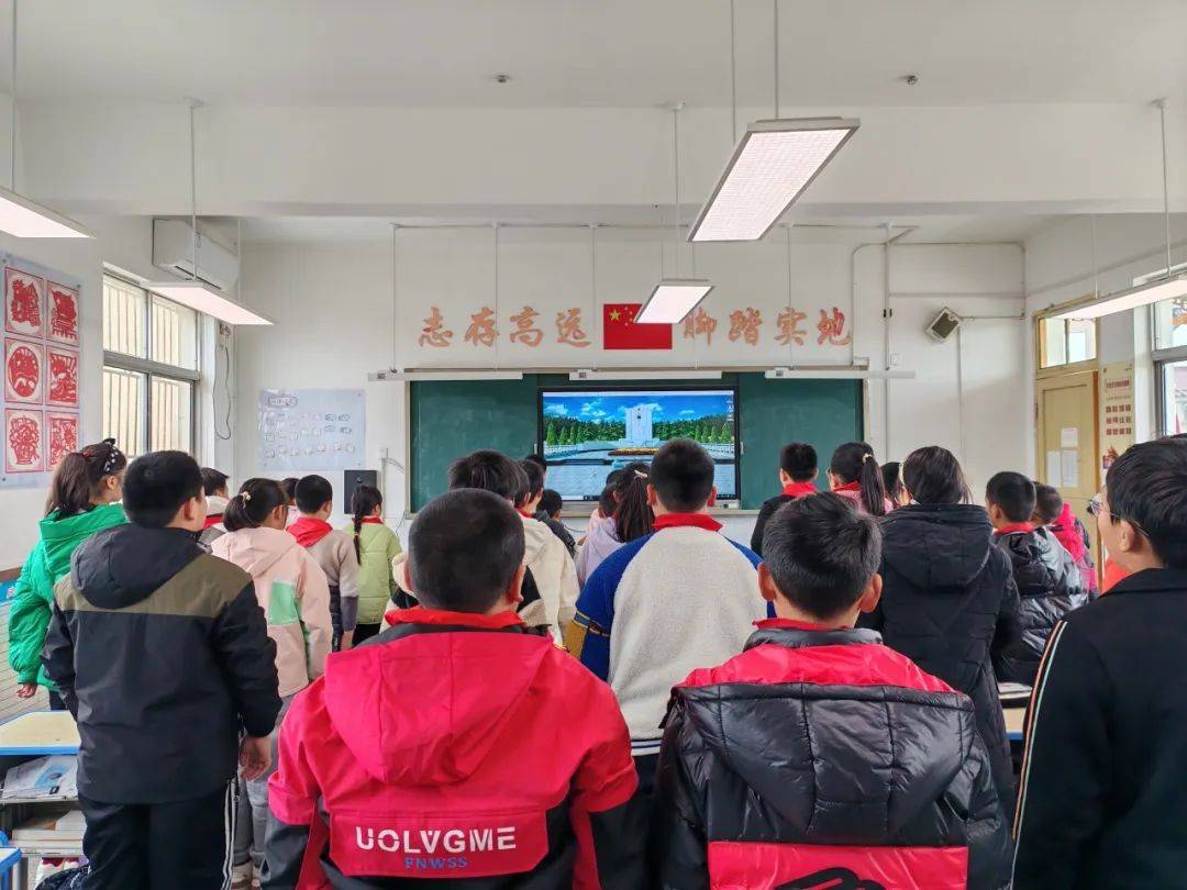 方强小学4月1日,方强小学四到六年级全体师生手持小白花,徒步来到方强