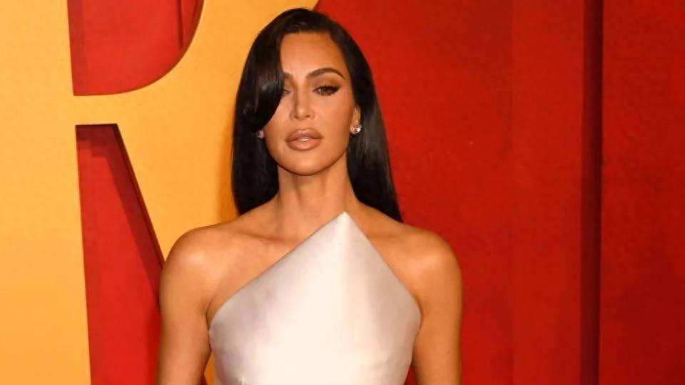 金卡戴珊因内裤错别字遭网友吐槽售卖山寨家具面临诉讼