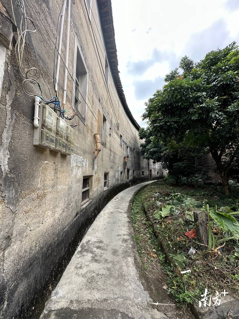 在世德堂的围龙外,有一座反方向凹进去的建筑,叫花园楼.