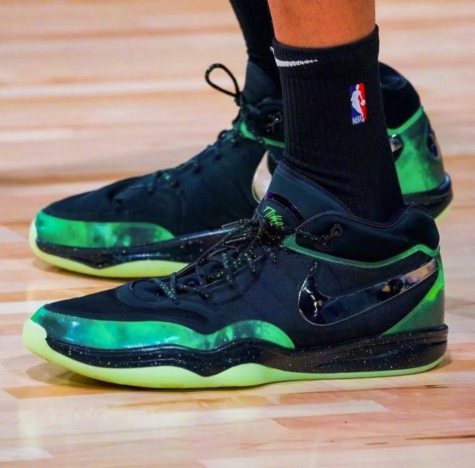 ▼ 全明星上脚的 pe 配色,即将市售近日迎来好消息,文班亚马在今年全