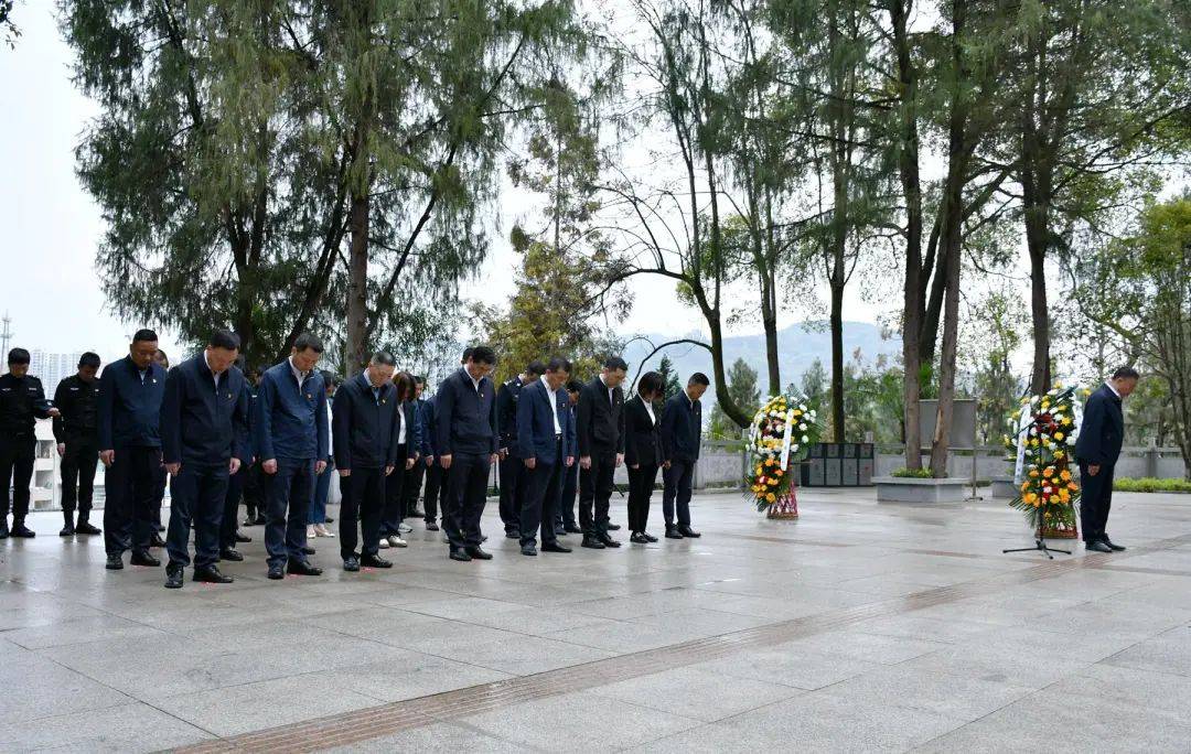 道真四家班子领导祭扫革命烈士墓