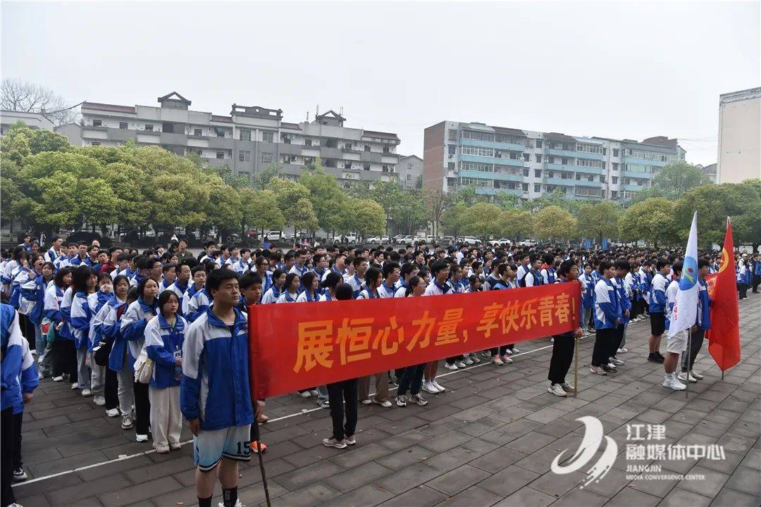 徒步138公里江津八中初三学生拉练展风采