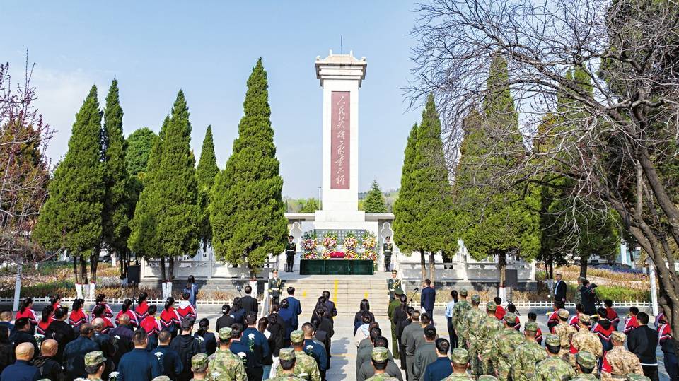 4月1日,高平市200多名社会各界人士会聚烈士陵园,参加王根生烈士遗骸