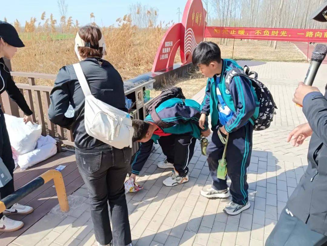 炼体魄立长志高阳县小王果庄镇李果庄中学开展远足环保行活动
