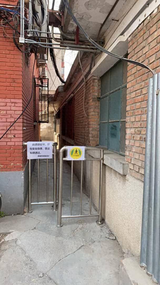 窗外路窄还频繁过车过人不过车的回形门解决了居民难题