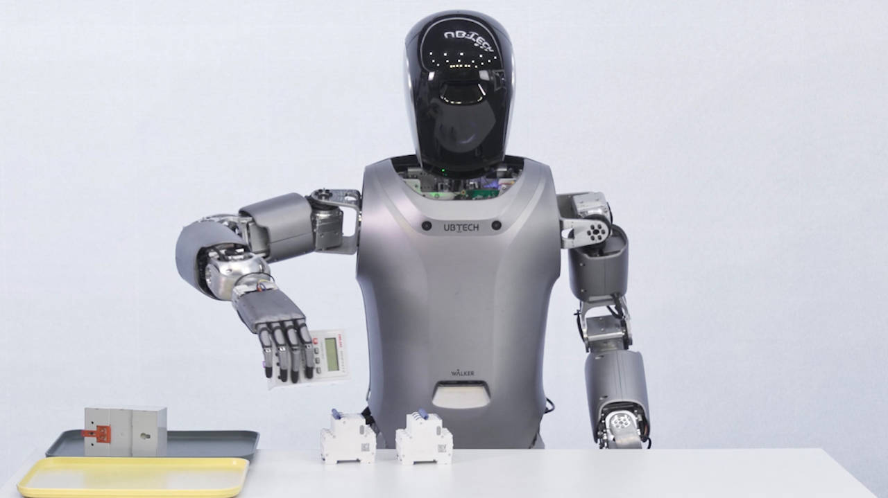 打工陪护两不误 国内首个大模型人形机器人来了