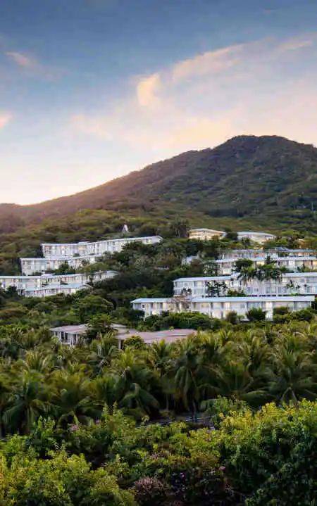 留宿南山休闲会馆海景酒店,隐匿于热带雨林之中,坐山观海,俯看108米