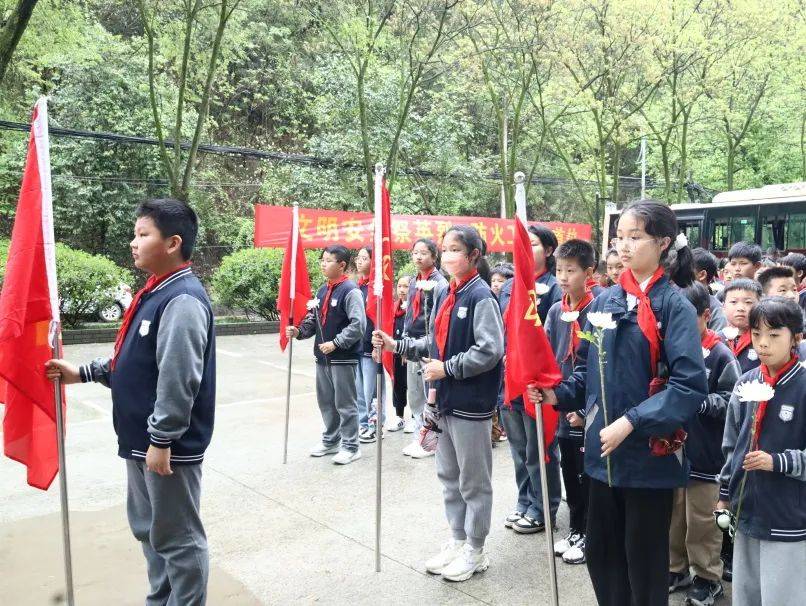临安区锦城第六初级中学参观新四军历史纪念馆,缅怀先烈,铭记历史.