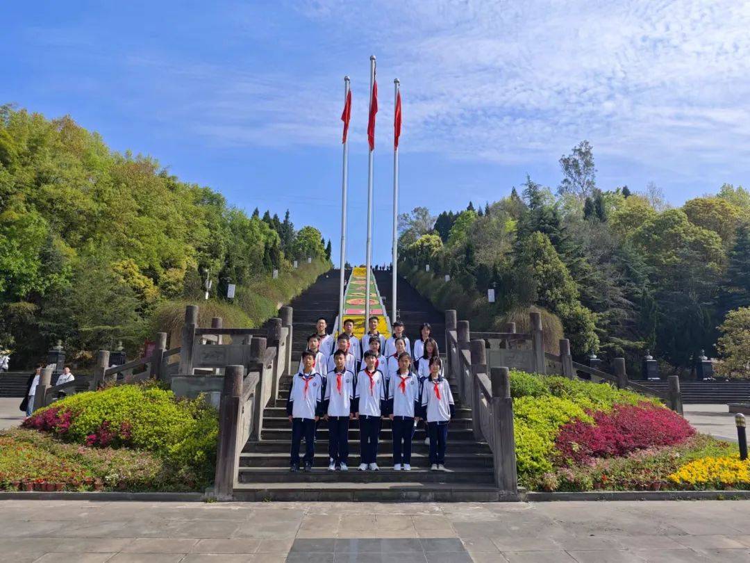 东风中学阆中中学为了进一步加强爱国主义,党史国史教育,引导学生