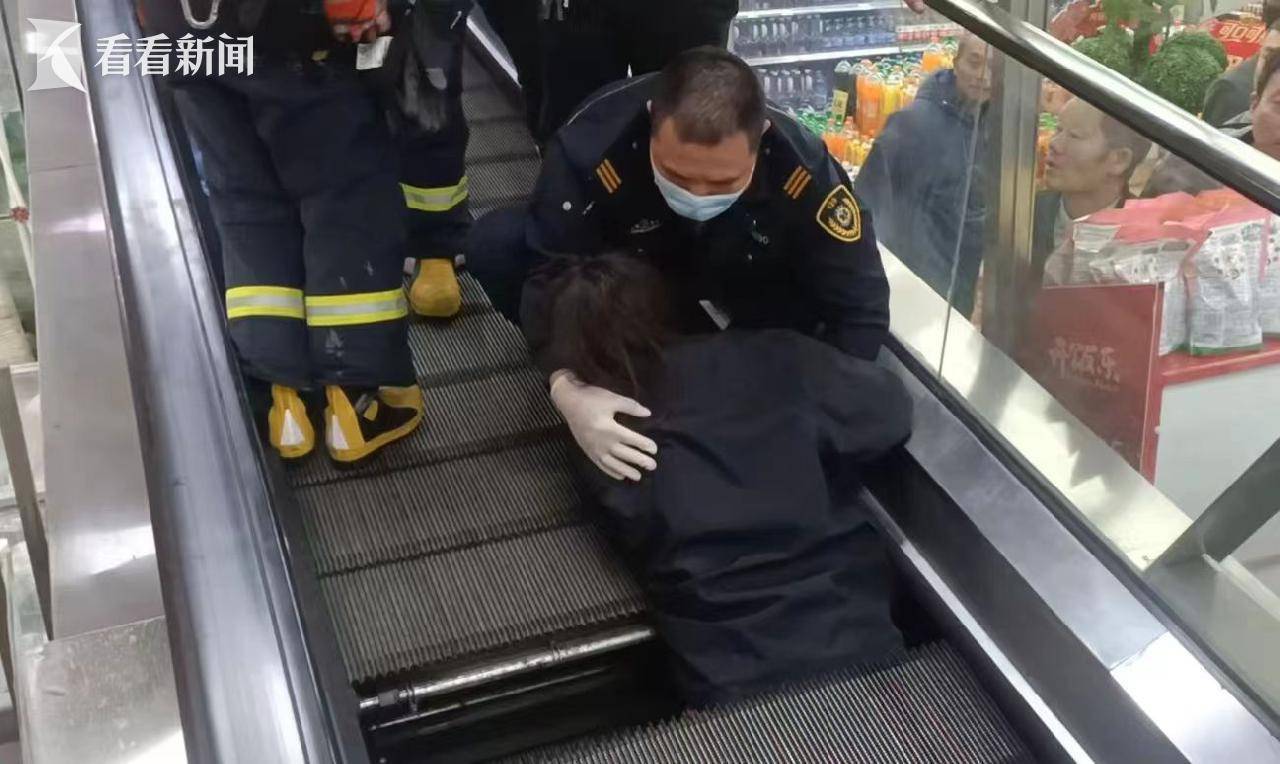 自动扶梯瞬间"卷人" 消防紧急救援