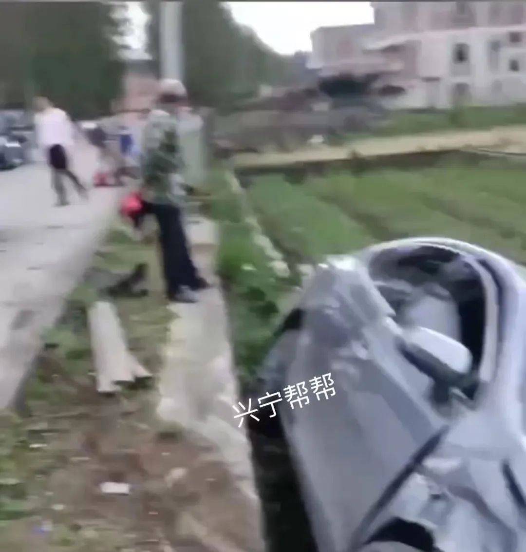 兴宁市罗浮镇徐田村路段发生一起车祸