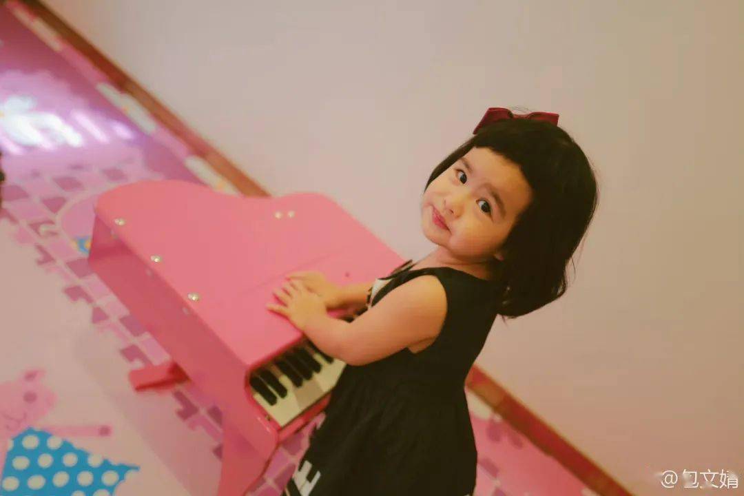 还记得包贝尔的女儿饺子吗?这么大了?_妈妈_爸爸_包文婧