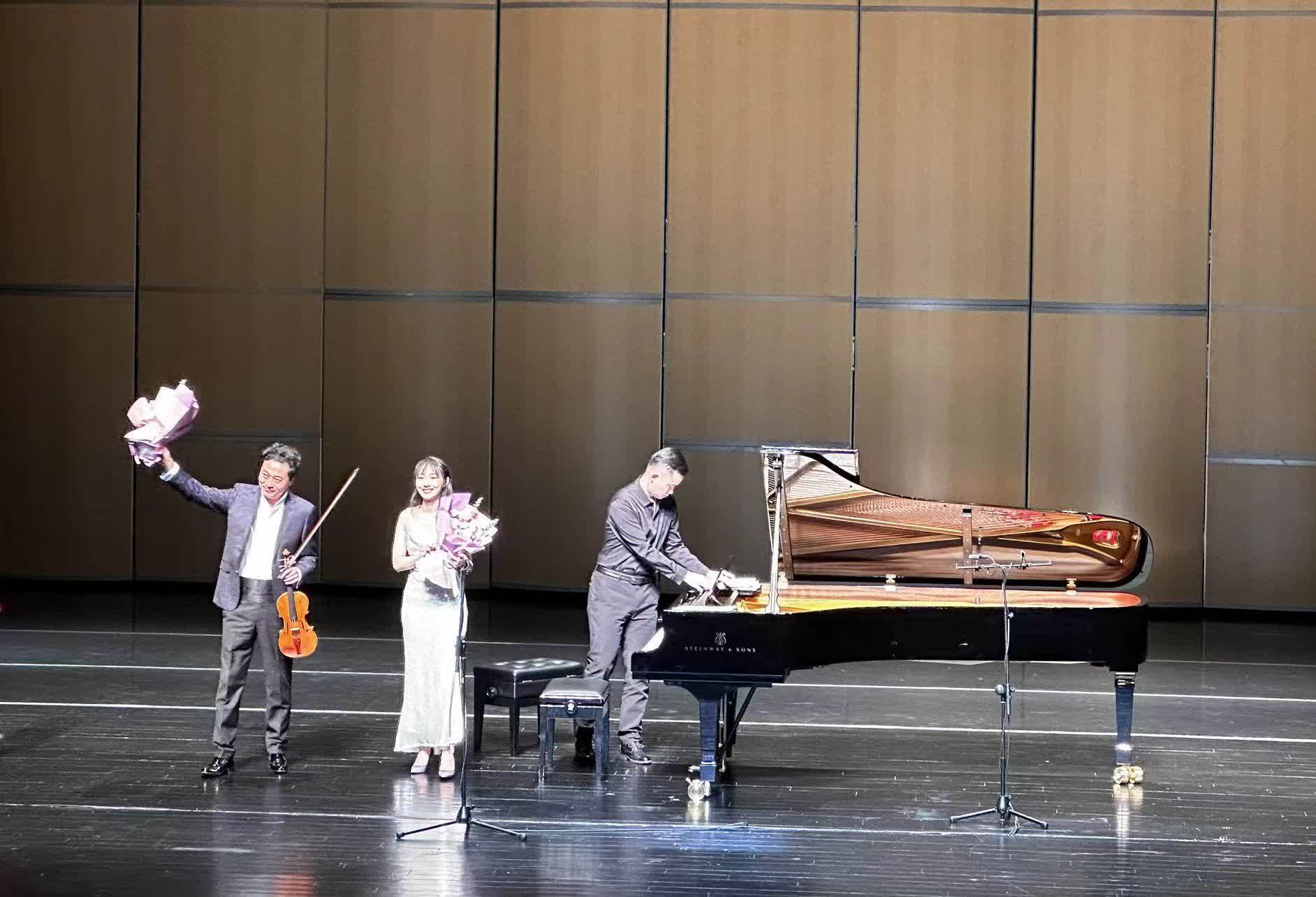 吕思清到访台湖演艺小镇返场加演5首经典曲目