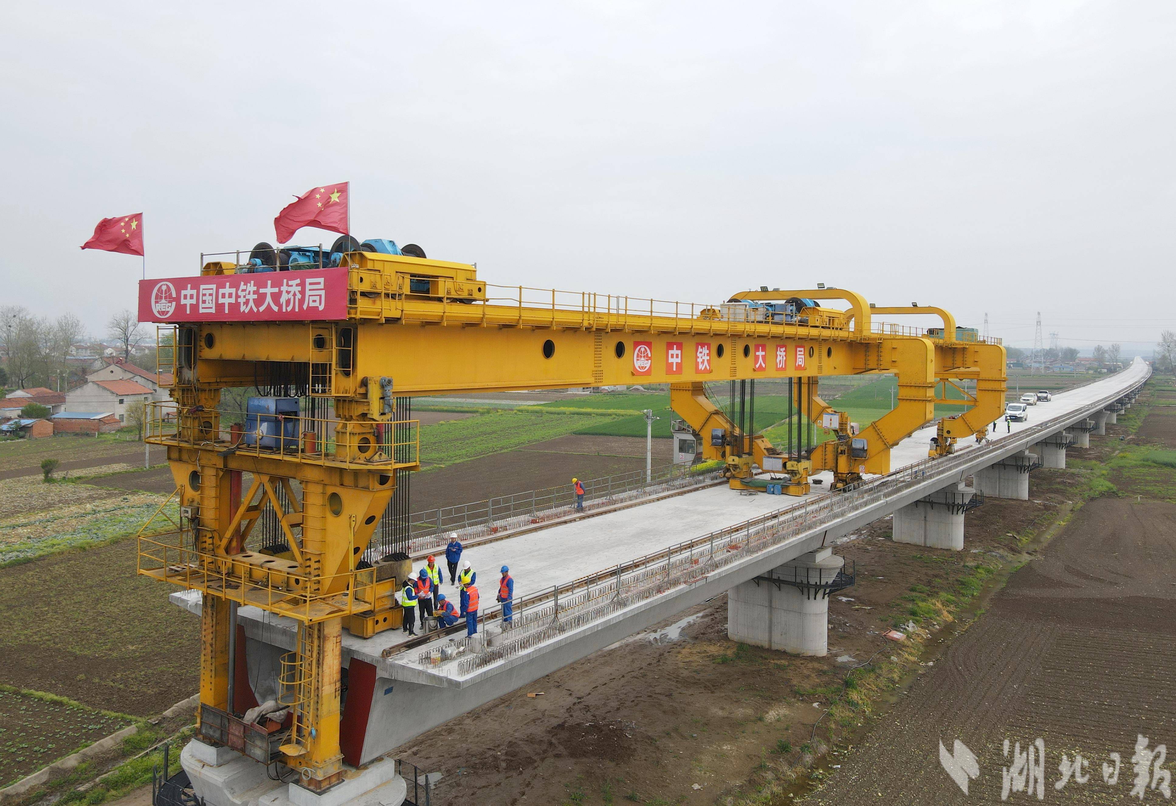 襄荆铁路1标箱梁架设突破200孔