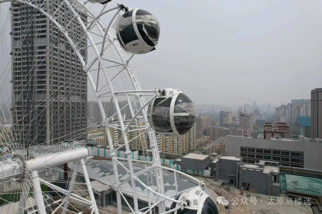 太原吾悦广场的摩天轮安装完毕被网友戏称后北屯之眼
