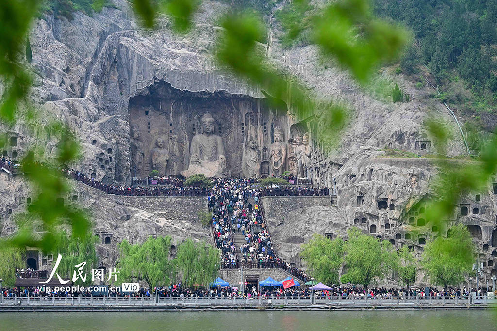 河南洛阳龙门石窟游人如织