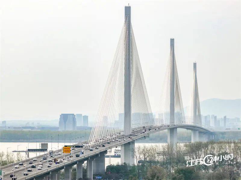 江苏24小时南京迎来清明假期返程小高峰