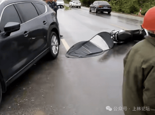电动车倒在路中一辆电动车与小车发生碰撞发生一起车祸上林巷贤三水村