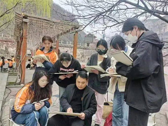 亳州幼儿师范学校组织美术班学生到太行山开展写生实训_孙恒臣_创作