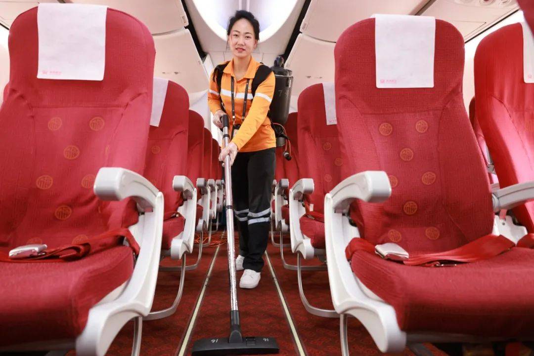 春风服务用心用情擦亮白云地勤客舱巾帼红