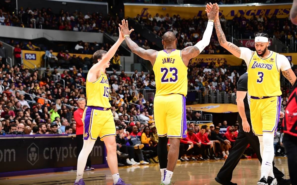 就今天,奥尼尔保持了21年的队史纪录被浓眉达成了_湖人_比赛_詹眉