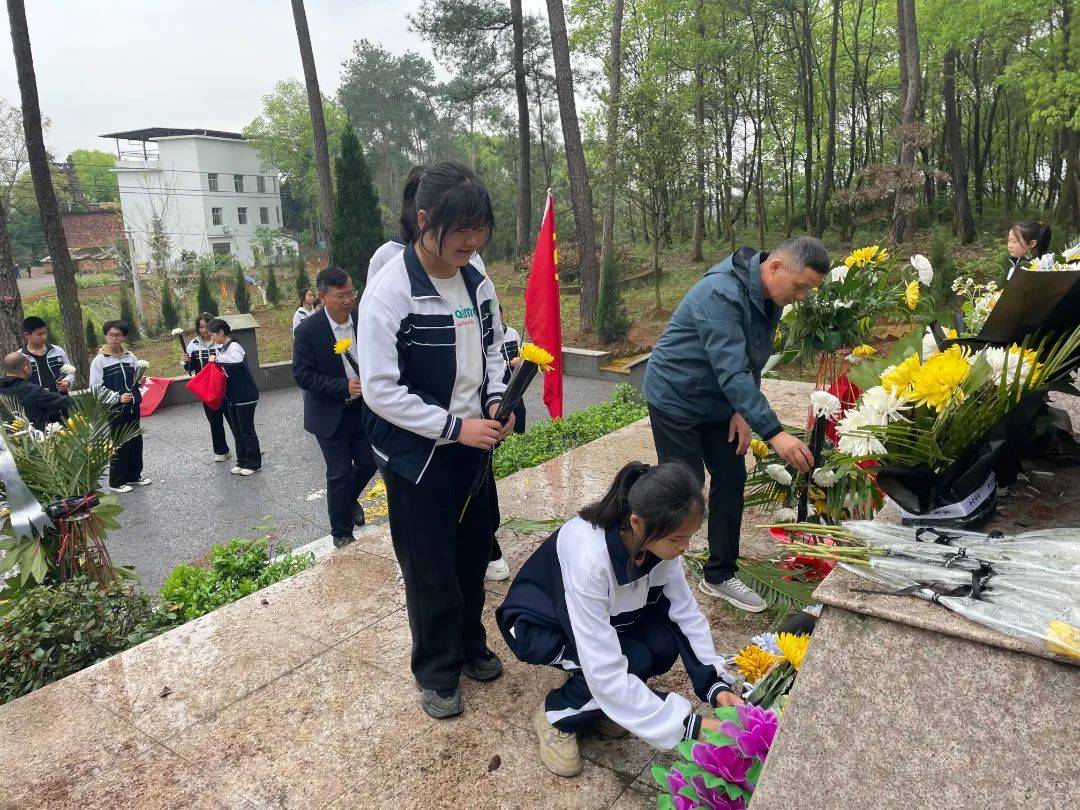 鸡冠山乡中学组织团员和青年前往庙背烈士陵园开展"缅怀革命先烈 传承