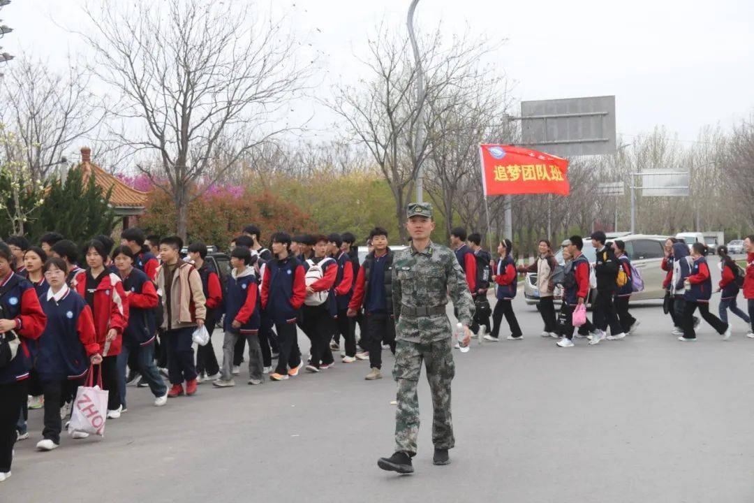 鄢陵县二高初中部飞驰人生扬壮志热辣滚烫正当时远足主题活动纪实