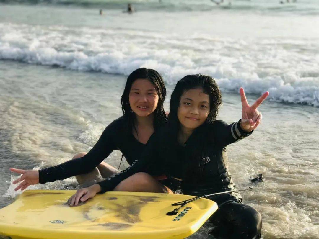 下午5点钟,米米会参加一个兴趣班,有时是上法语课,有时是球类运动.