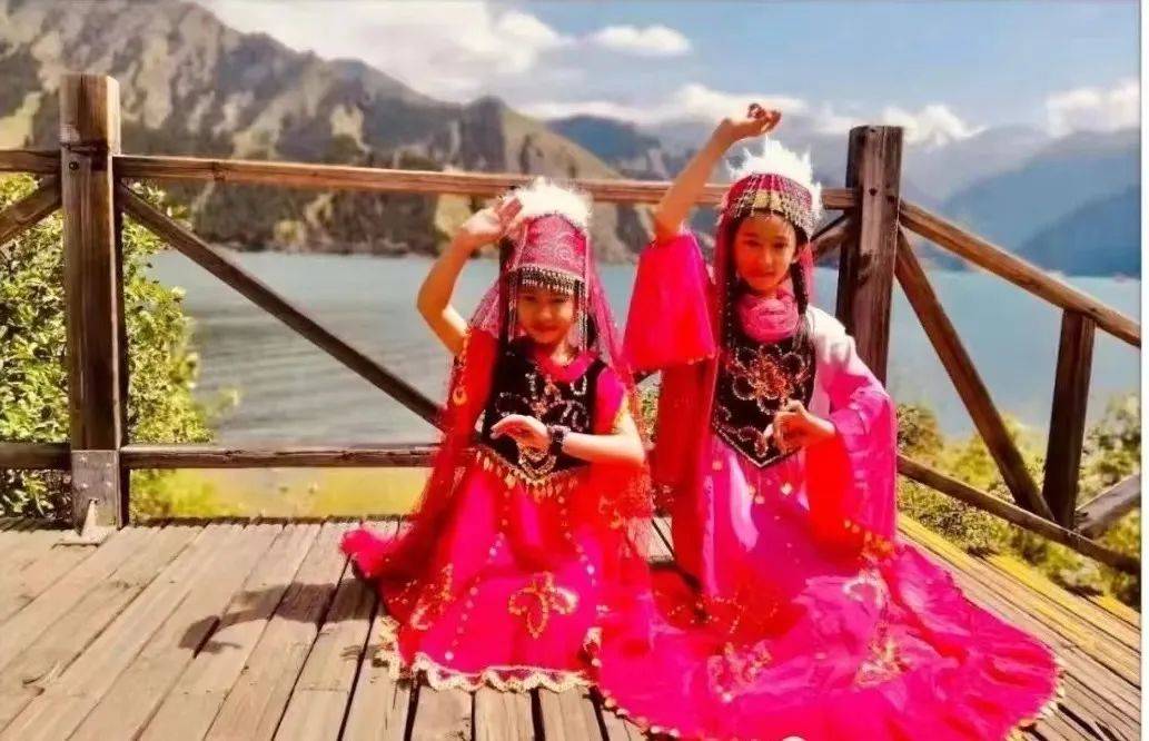 跟老约翰一起趣研学2024老约翰小勇士探秘西域新疆寻宝暑期亲子团开始