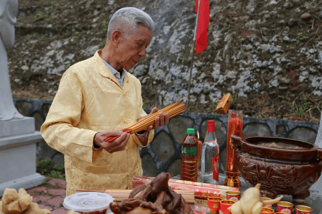 众人手持香枝,神情庄重,向石雕像深深鞠躬,上香,叩拜,以此寄托对先祖