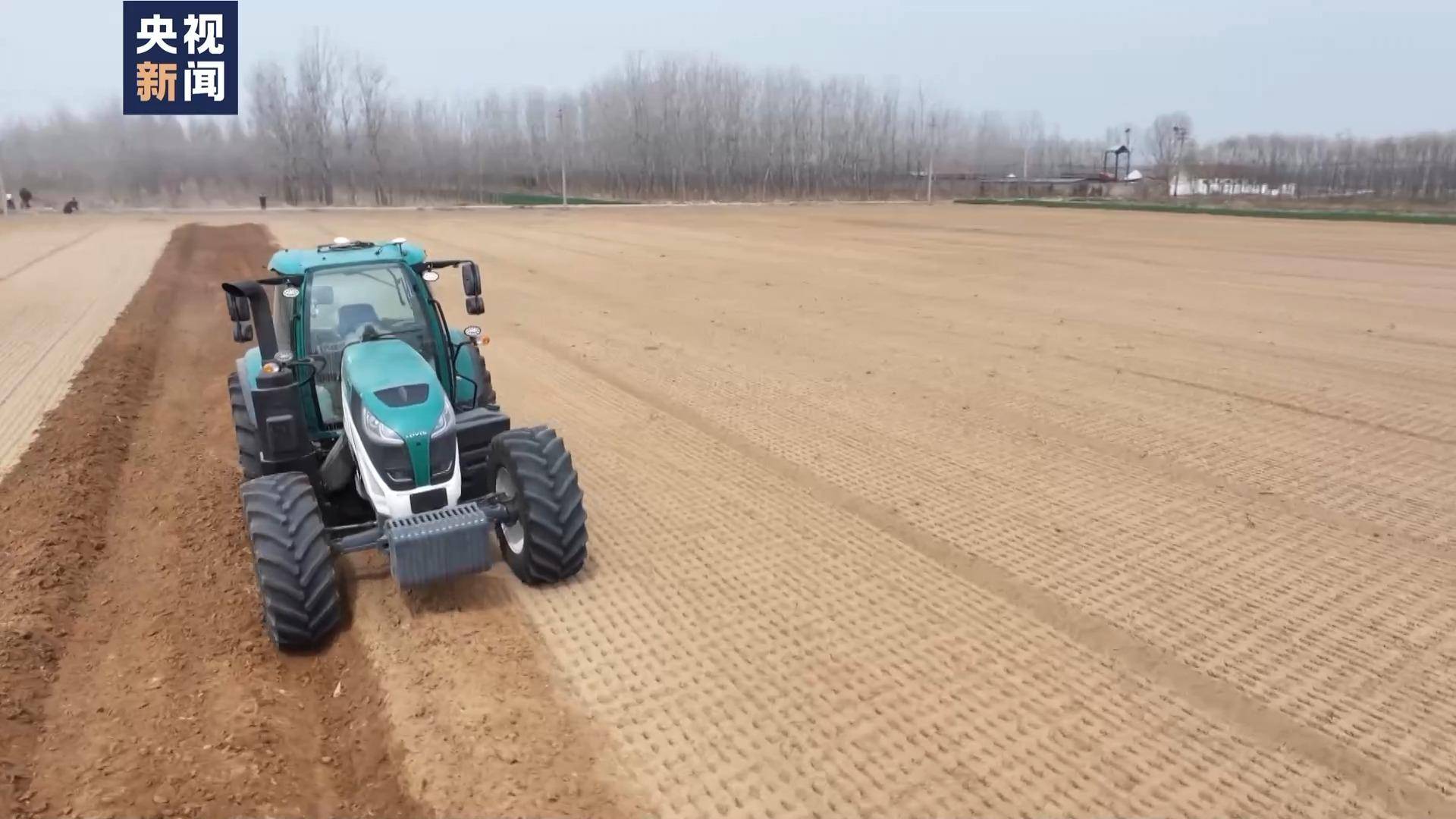 老旧农机更新提速助力春耕 农机装备有了新变化→_拖拉机_进行_山东