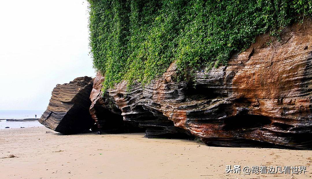 涠州岛滴水丹屏岩石与水滴的奇妙交融