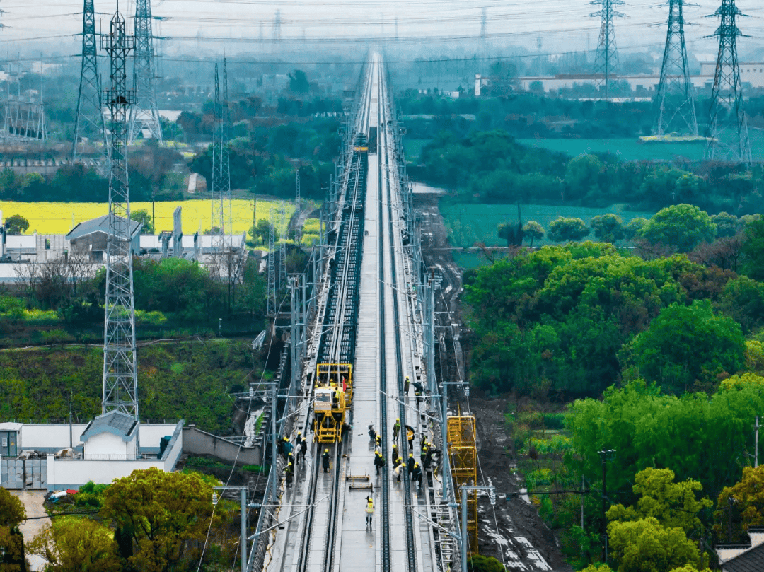 沪苏湖铁路铺轨施工进入吴兴