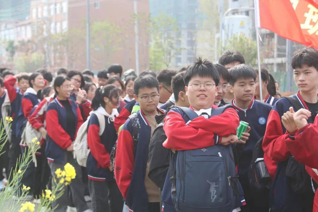 鄢陵县二高初中部飞驰人生扬壮志热辣滚烫正当时远足主题活动纪实