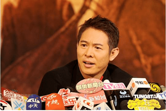 日本记者质问李连杰南京大屠杀死了30万人你们一个个数的他一句话让