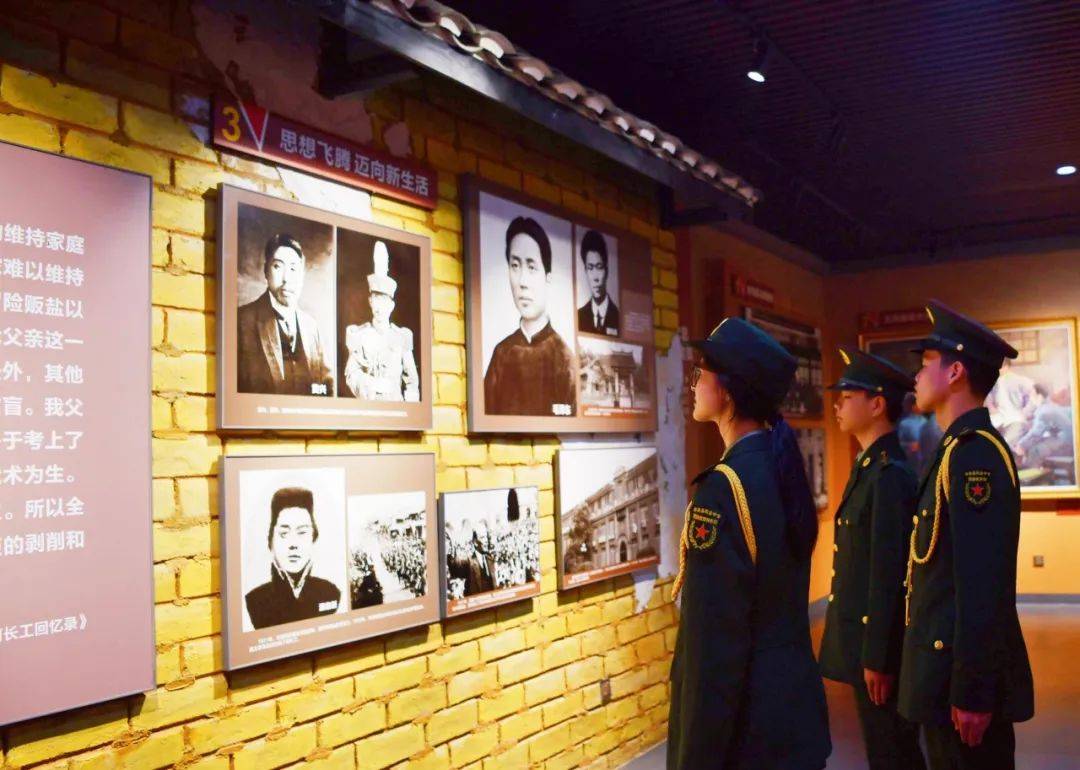 在何长工纪念馆,党员教师们还为国防班团员们讲述了先烈们的光辉事迹