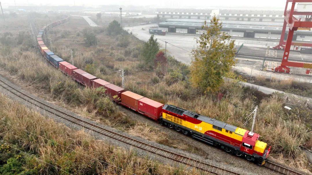 四川交通21532标箱一季度长江班列热辣滚烫