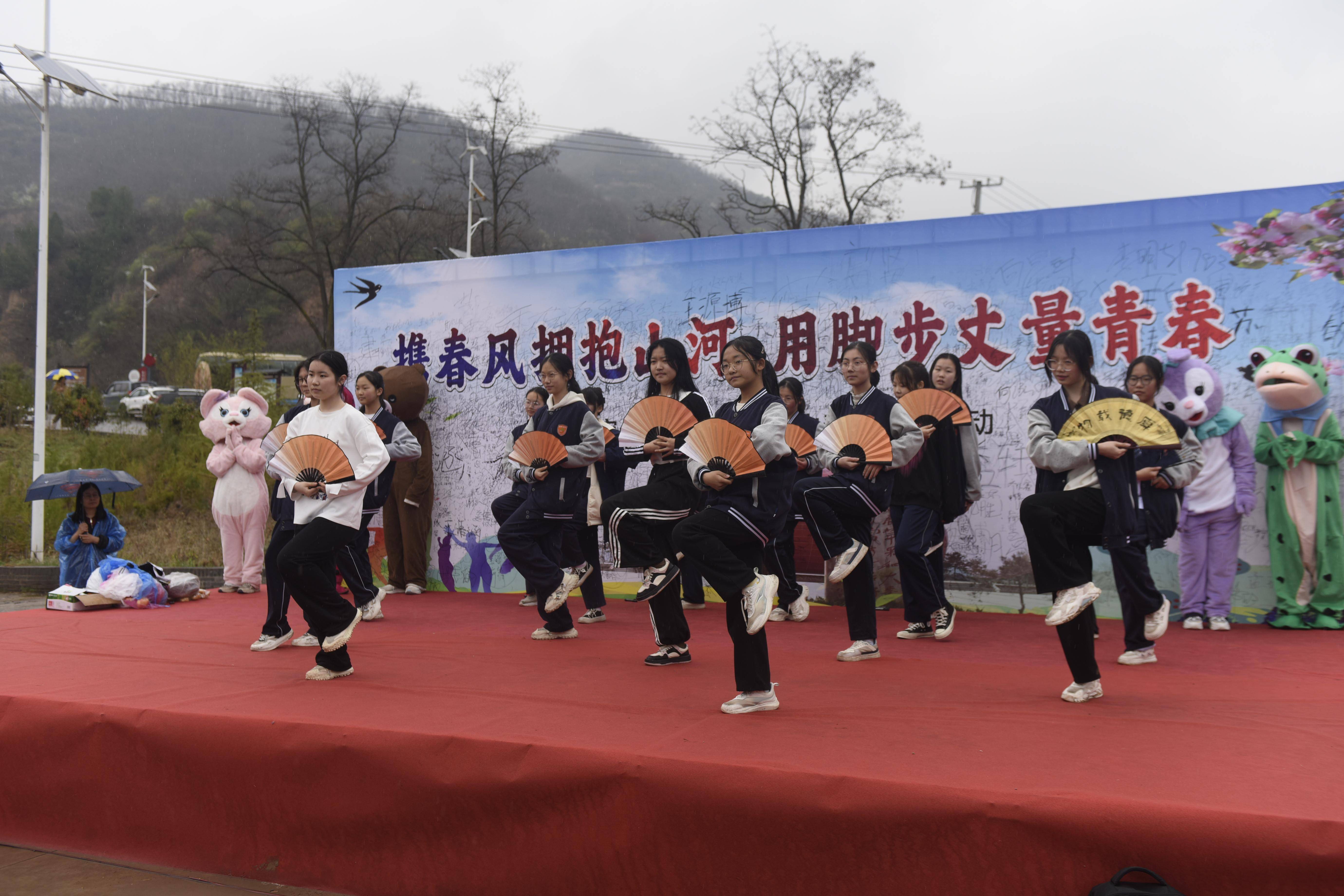 灵宝一高初中部举行2024年春季寺河山徒步研学活动_苹果_家长_全体