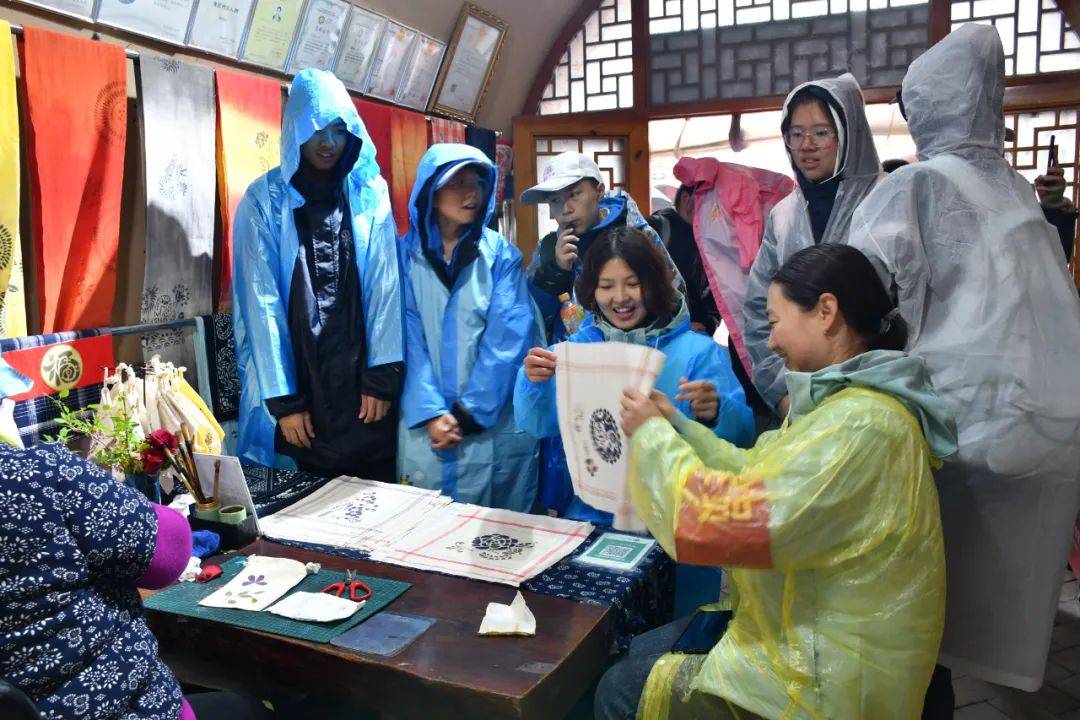 陕州地坑院广场为各项团队进行扩展训练提供场地,打土坯,协力竞走,指