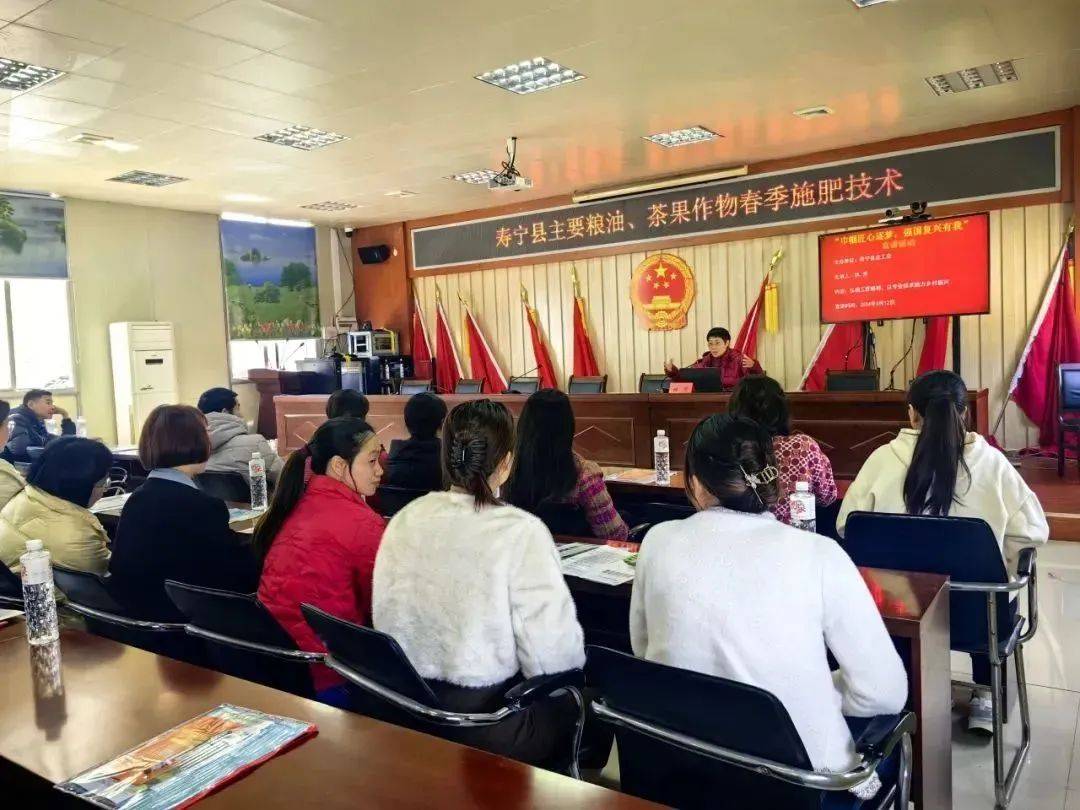 女科技特派员林芳在武曲镇开展"寿宁县主要粮油,茶果作物春季施肥技术