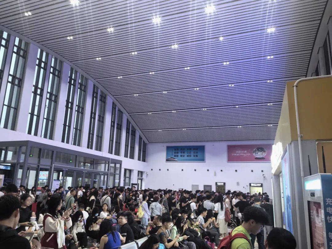 4月2日至3日怀集站共发送旅客5295人到达旅客达到