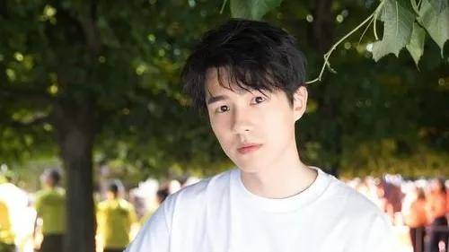 刘昊然颜值回春重返青春巅峰魅力四溢的男大感重回十八岁