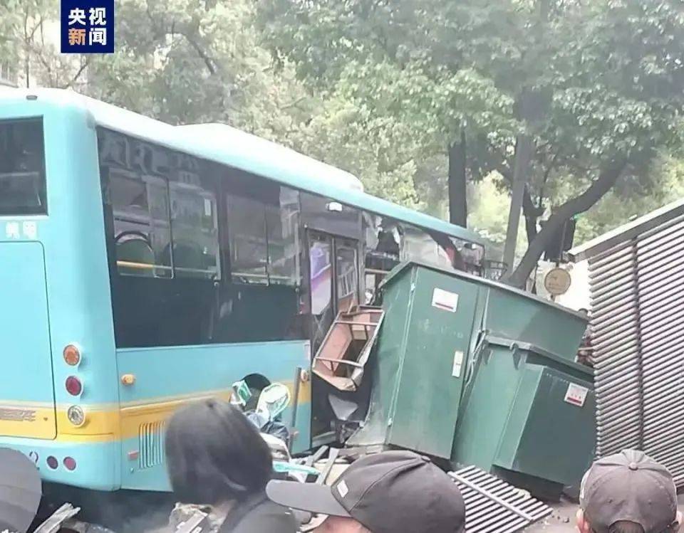 公交车碰撞行人，已致3死7伤！南昌警方通报