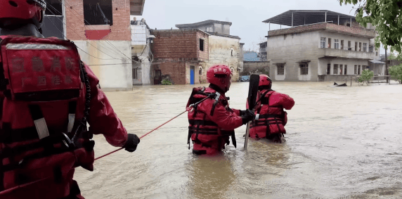 广西出现今年首场超警洪水,桂林18人被洪水围困!