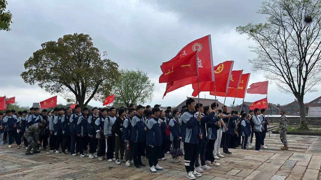 "立达中学党总支书记沈勤介绍,立达中学由匡互生偕同丰子恺,朱光潜,刘